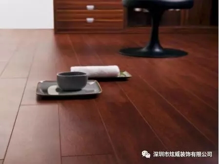 裝修地面鋪地板好還是貼瓷磚好？