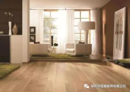 裝修地面鋪地板好還是貼瓷磚好？