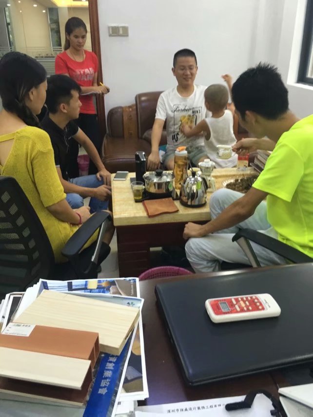 深圳炫威裝飾-員工接待、客戶到訪實拍照片